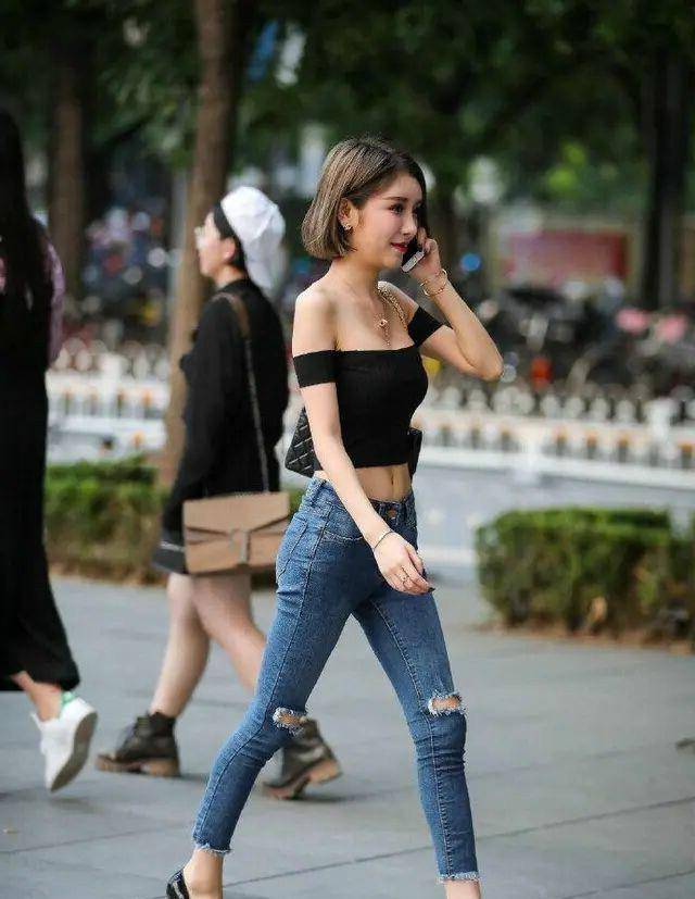 高跟鞋|黑色露肩短袖搭配黑色高跟鞋,显腿瘦,看起来身材更修长