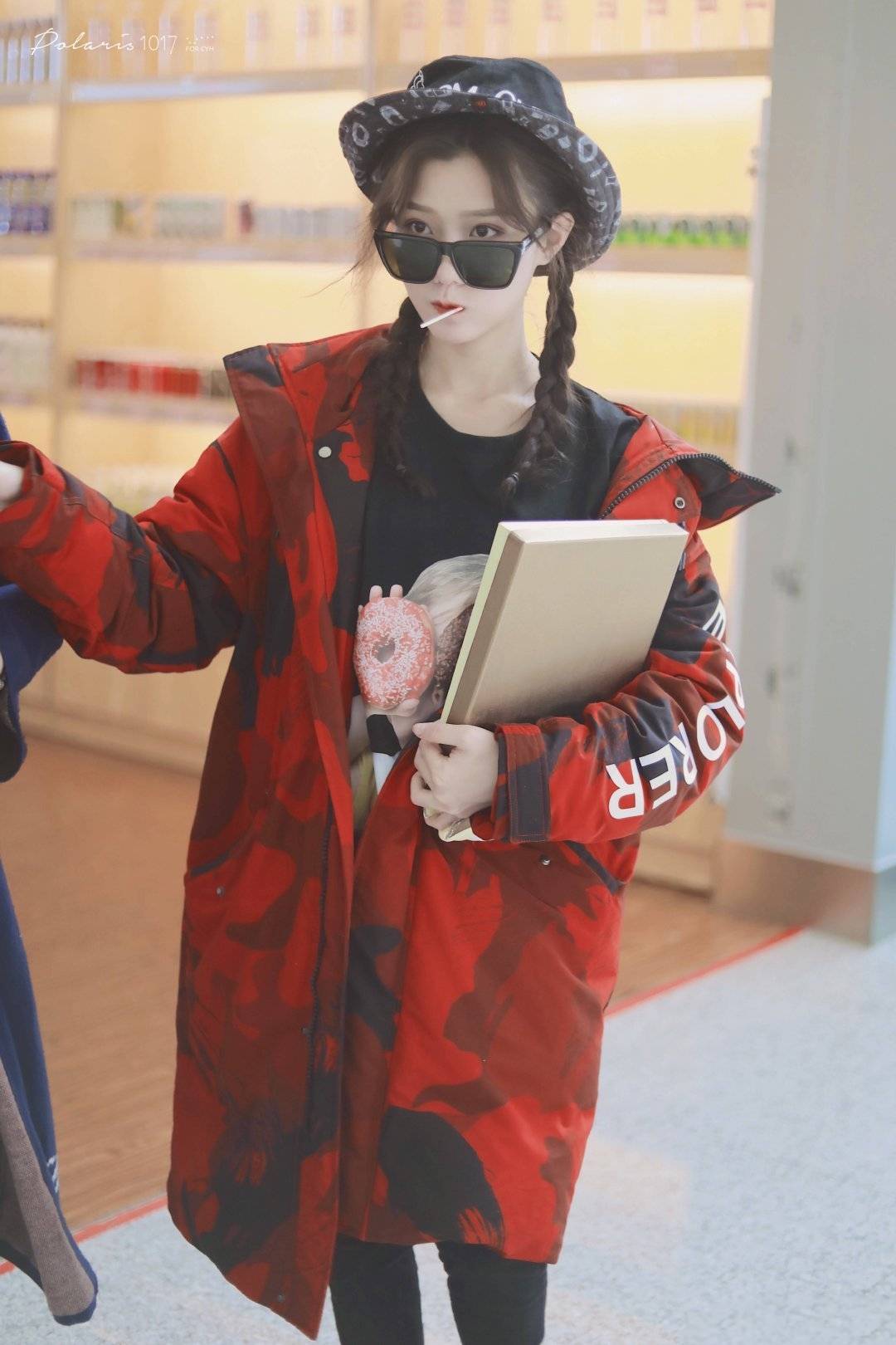 卫衣|“白富美”陈意涵私服超会穿，贝雷帽打造复古高贵，元气美少女