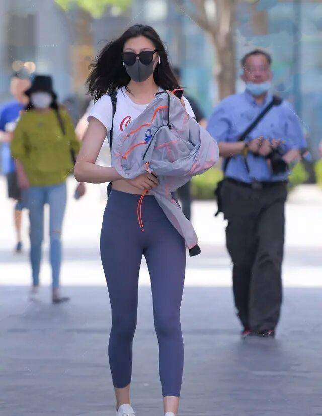 范的|黑色简约短袖搭配黑色打底裤,时尚又显瘦,休闲范的经典搭配