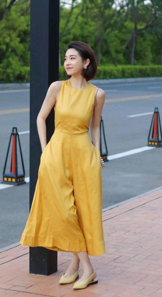 服装|平时穿什么才能释放魅力？其实也不难，简约风穿搭简单又好看