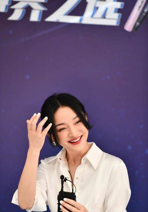黑色|周迅很适合香奈儿！这条奶蓝色修身裤，一般人hold不住吧？