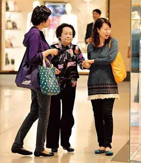 生活|38岁嫁千亿富豪不想生娃，婆婆直言：豪门不留人！41岁高龄生儿子