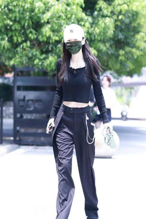 设计|杨颖秀最新私服穿搭，长裤短上衣青春女团范，随意又飒气