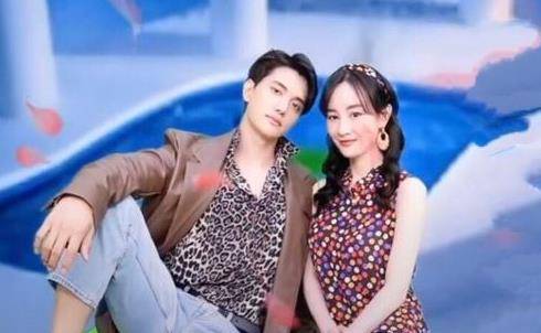 服装|张檬和小五两人太甜了吧，走去哪都不忘牵着手，真是羡煞旁人