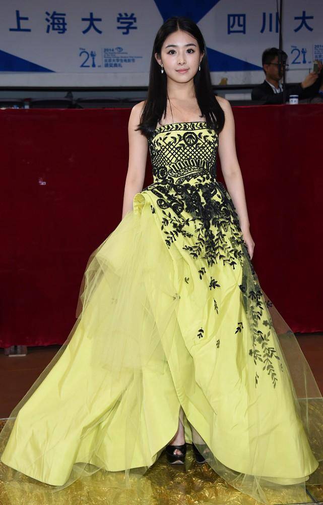 黑色|张含韵又“火”了，穿一袭黄色刺绣抹胸礼服高级洋气，甜美俏皮