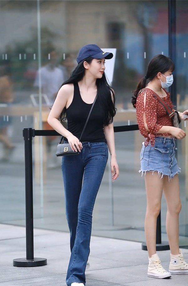 颜色|黑色长款连衣裙,褶皱设计显瘦又时尚,宽松裙摆包容度更高