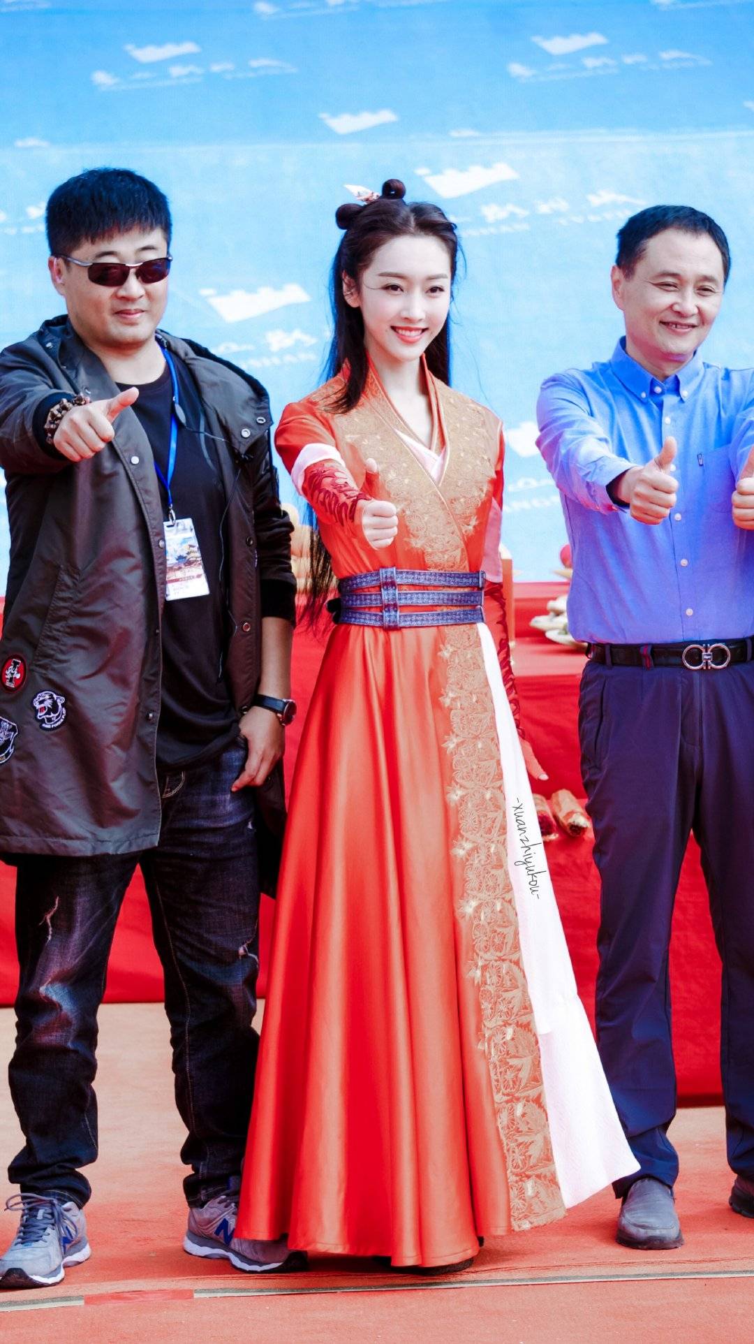黑色|“师姐”宣璐新剧造型又飒又仙，一袭红裙尽显女侠风采，梨涡太美