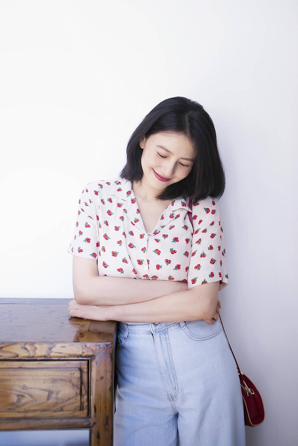 广告|有情况?高圆圆拍广告穿紧身连衣裙,手捧微凸小腹不断抚摸被指怀二胎