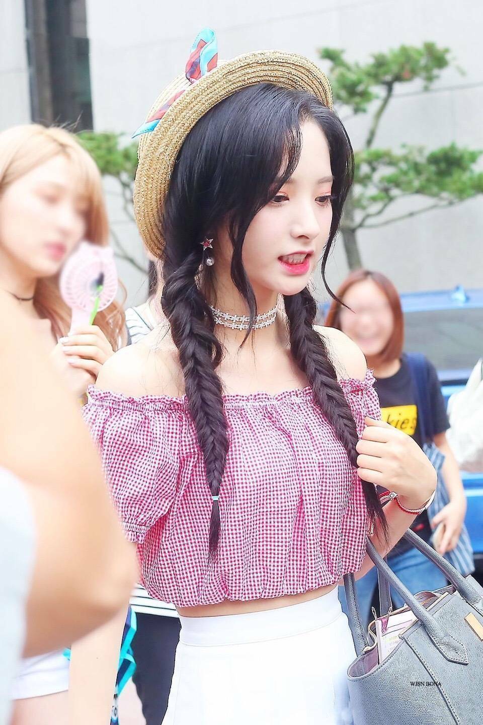 舞台|“宇宙门面”苞娜颜值太绝,泡泡袖格纹衫搭超短热裤,冰激凌少女