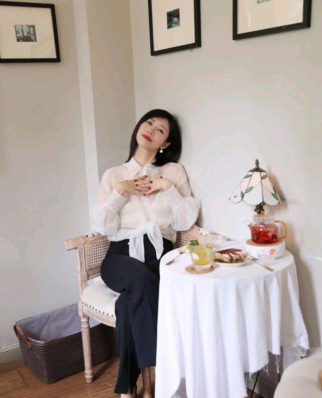 浅色|黑色穿搭是微胖人群的首选，只要会搭配，低调显瘦又不失高级
