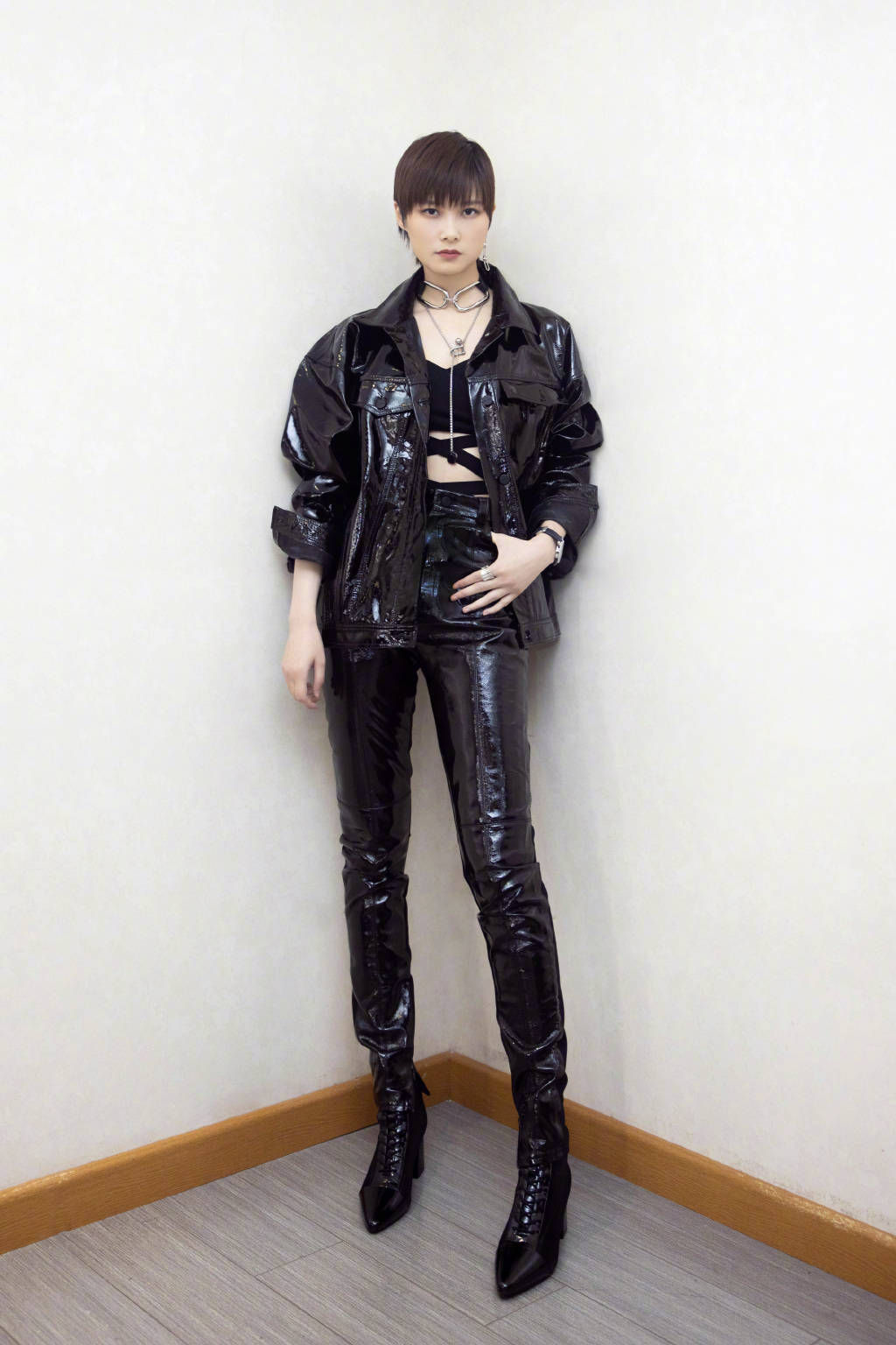 李宇春|李宇春腿长真“占便宜”，穿短裤闪耀红毯，即便短发也有女人味