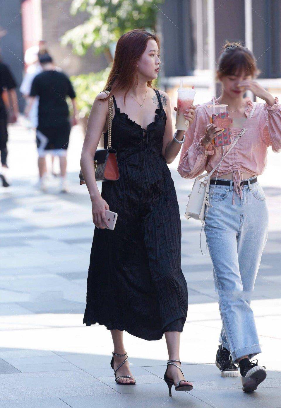 颜色|黑色长款连衣裙，褶皱设计显瘦又时尚，宽松裙摆包容度更高