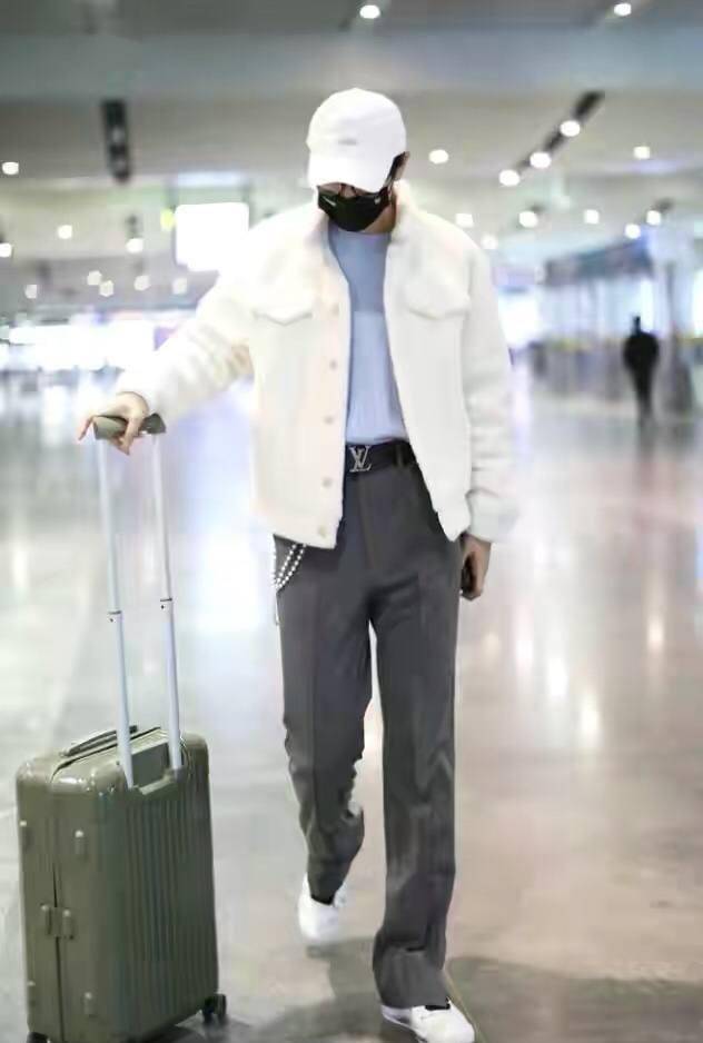 毛衣|黄晓明撇下老婆走机场，穿红色毛衣少了油腻感，瘦一圈后更显年轻