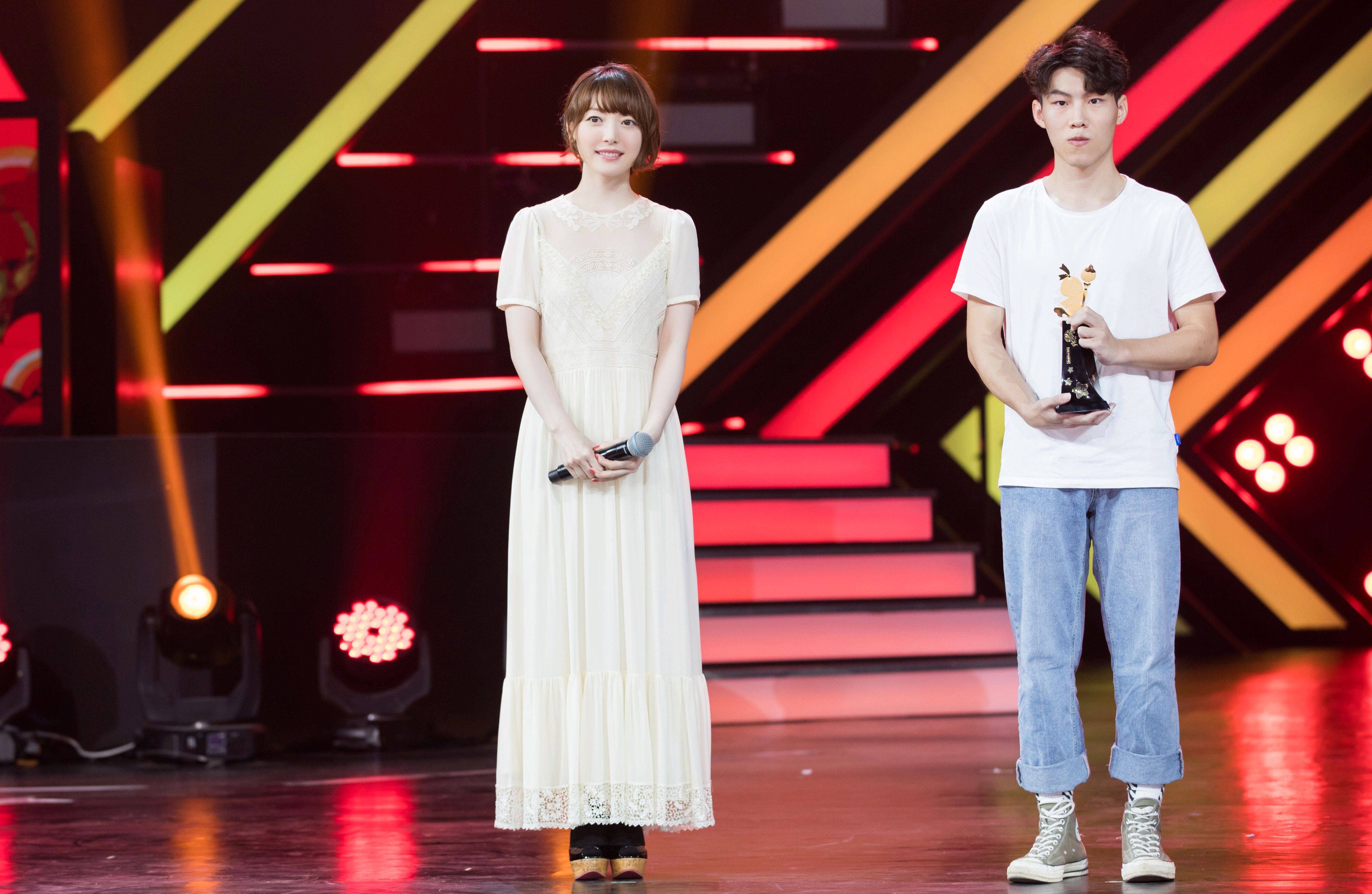 女生|“宅男女神”花泽香菜,不仅声音卡哇伊,私服穿搭更二次元美少女