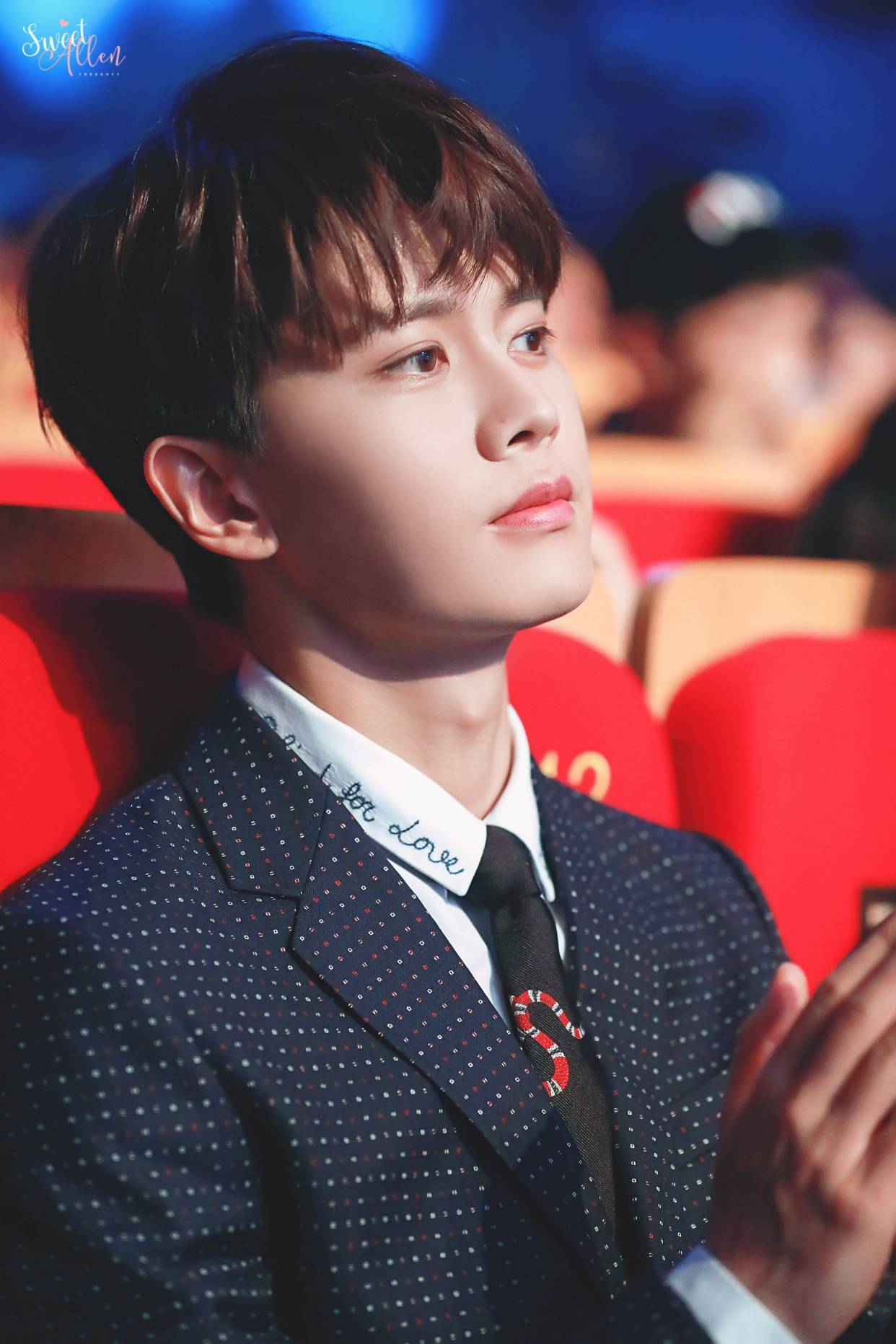 锦衣之下 任嘉伦火了 卫衣叠穿衬衫少年感满满 哪像30岁奶爸 粉紫色