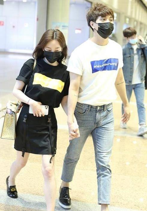 服装|张檬和小五两人太甜了吧，走去哪都不忘牵着手，真是羡煞旁人