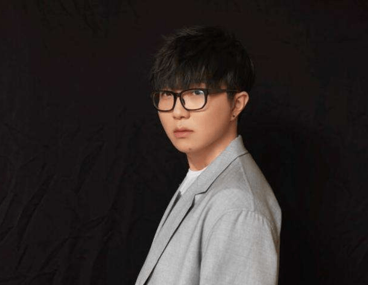 男歌星排行榜_台湾十大80后男歌手排行榜:吴青峰第三,雨神萧敬腾在榜