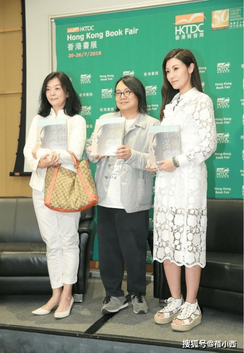 魅力|李嘉欣都被老公宠成公主了,穿紫色抹胸裙高贵优雅,哪像51岁了?