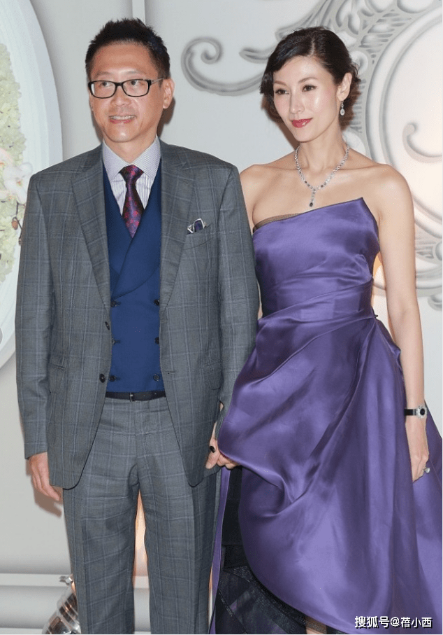 魅力|李嘉欣都被老公宠成公主了，穿紫色抹胸裙高贵优雅，哪像51岁了？