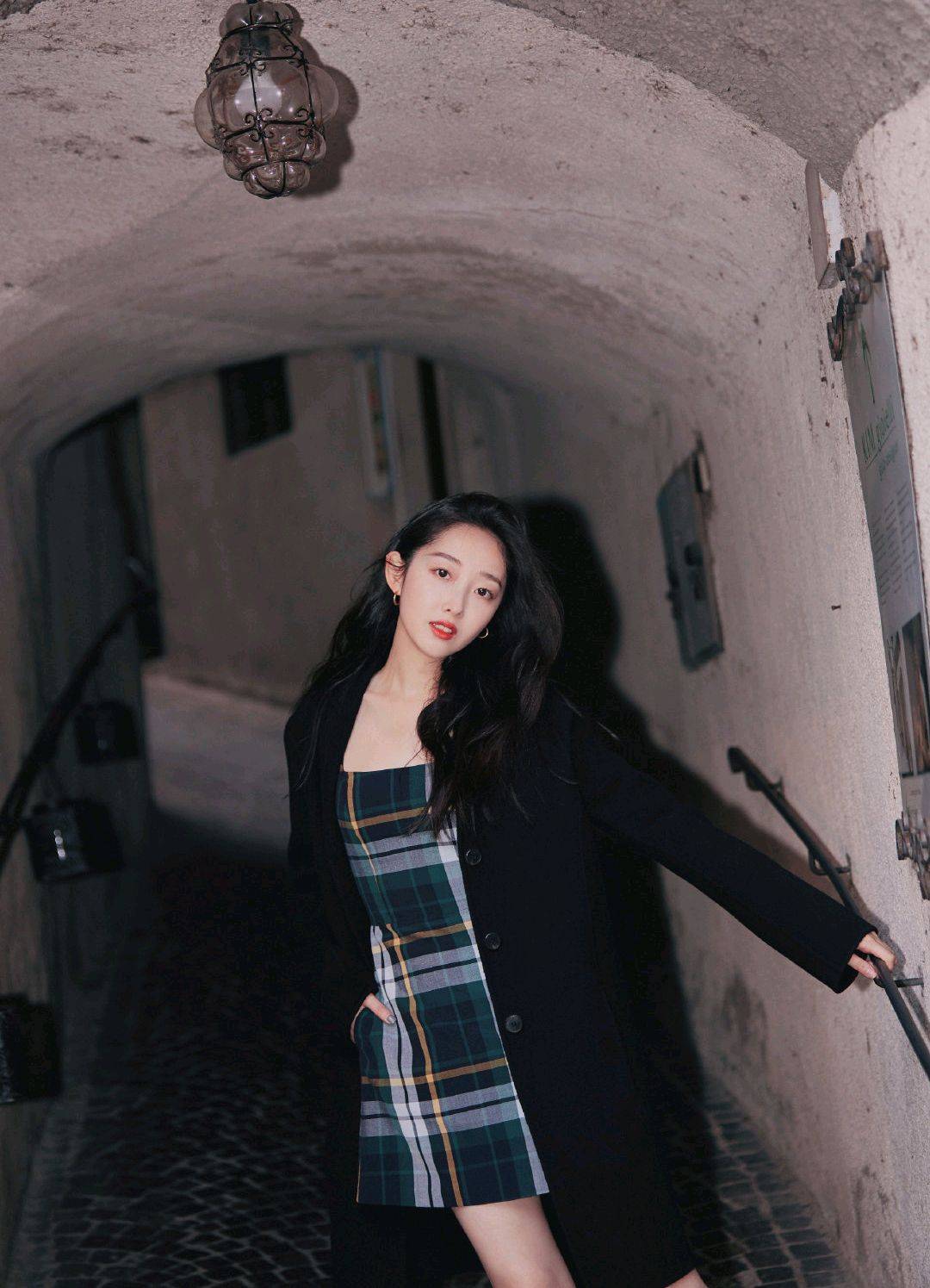 蒋梦婕|“最胖林黛玉”完美逆袭！蒋梦婕焦糖皮裙一抹红唇，气质惊艳网友