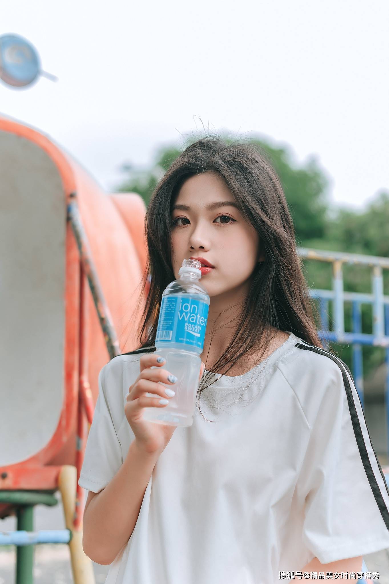 个性|白色运动套装，简约的款式很是休闲舒适，青春减龄个性时尚