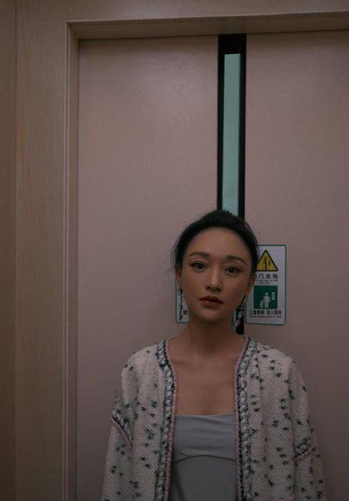 黑色|周迅很适合香奈儿！这条奶蓝色修身裤，一般人hold不住吧？