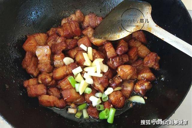 红烧肉的做法详细步骤窍门 e18b9730e615443f80654e070d74bc21.jpeg