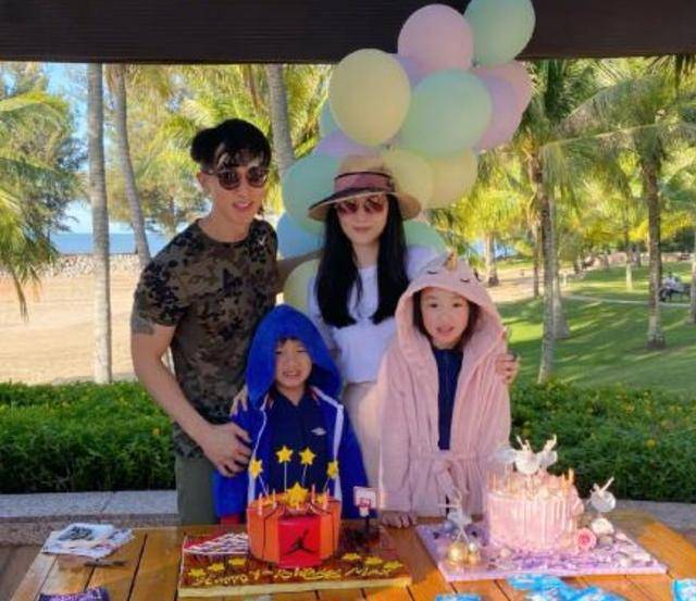 真会|吴尊老婆真会穿搭,白色T恤搭配粉色半身裙,减龄又时尚