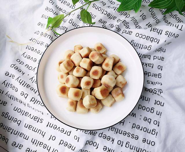 面团|馒头别总蒸，平底锅煎一下，酥脆香甜，孩子的零食都不用买了