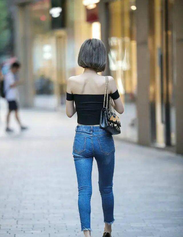 高跟鞋|黑色露肩短袖搭配黑色高跟鞋,显腿瘦,看起来身材更修长