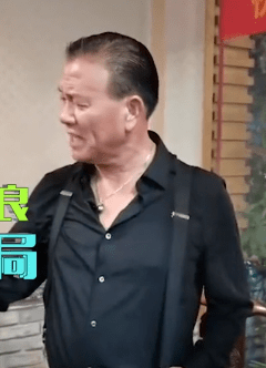 万梓良皱纹满面与粉丝合照,喝酒又抽烟性格很豪爽!