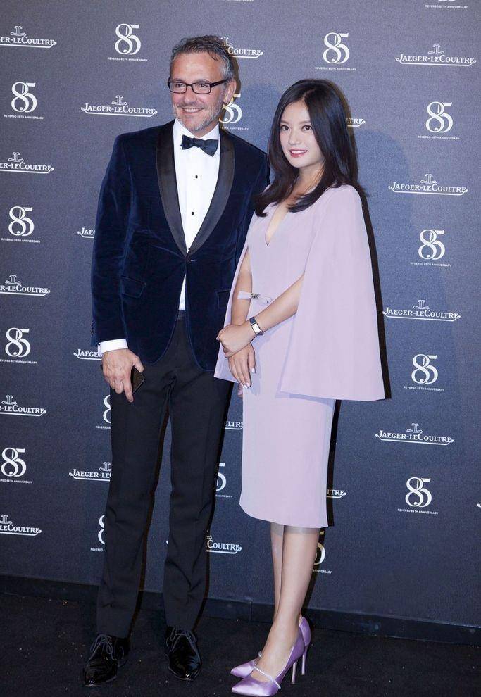 赵薇|赵薇躲过胖腰没躲过胖脸,红毯上穿披肩裙知性优雅,仍然惊艳众人