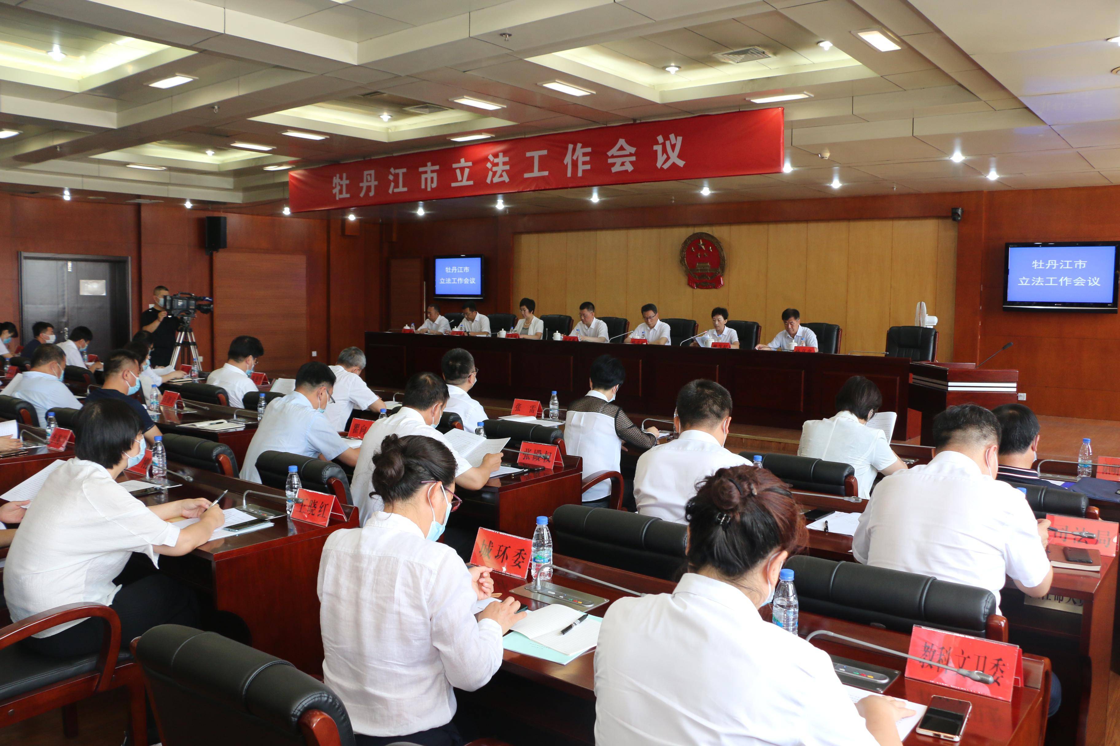 常委会主任郑君桥,市委常委,副市长韩雪松,市人大常委会副主任黄莲花