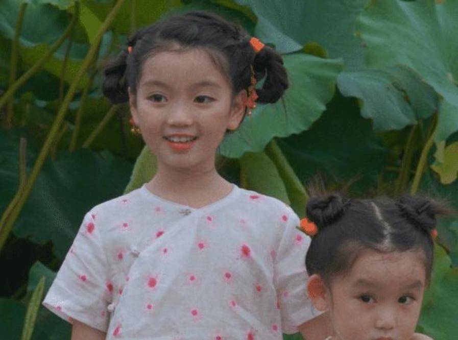 姐妹|阿拉蕾晒出姐妹写真，五官长开撞脸杨超越了，妹妹的颜值被热议