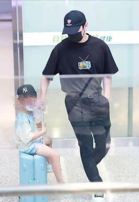 身材|黄晓明机场溜娃,瘦不少变奶爸小生真清爽,4岁儿子眉眼随妈秀气
