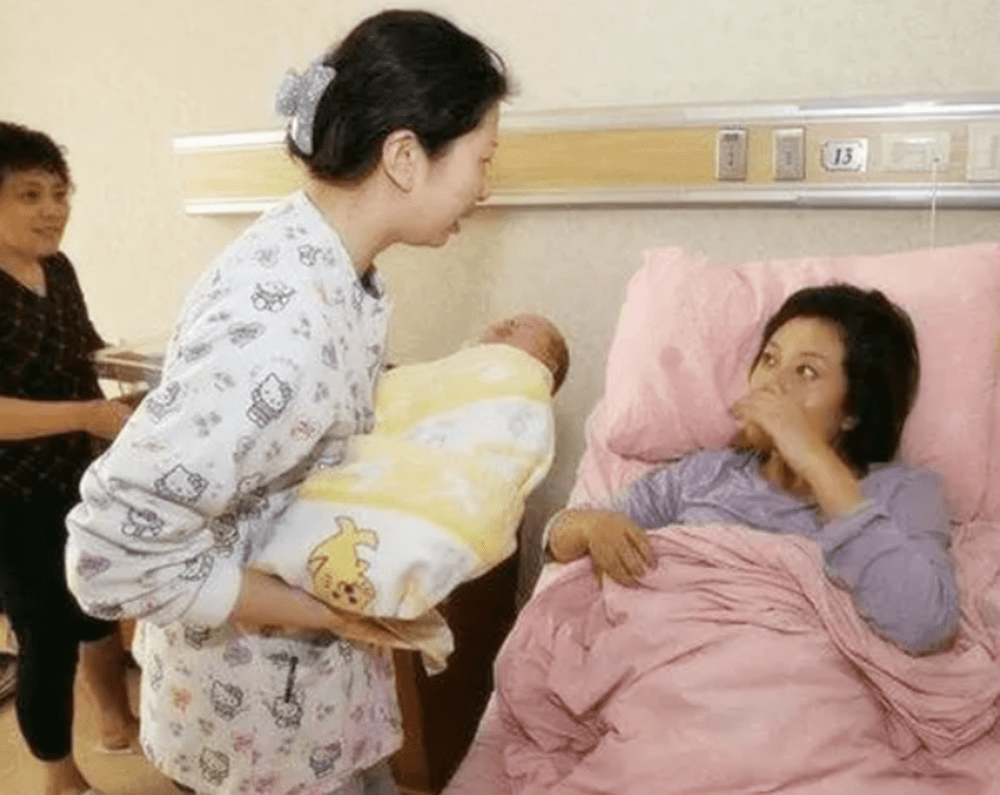 因为|大一新生放暑假回家，发现爸妈趁自己不在，生了个小18岁的二胎