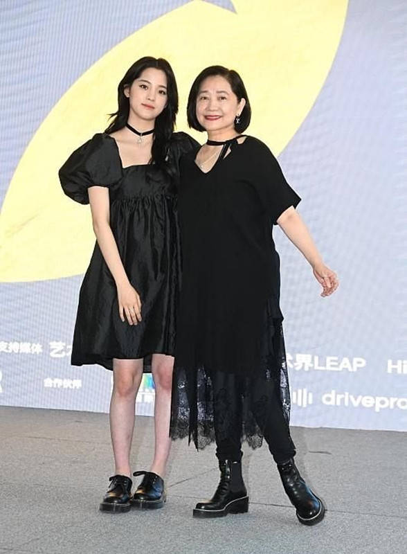 方领|欧阳娜娜上海办展,穿方领裙和妈妈同框比美,母女俩共用一张脸