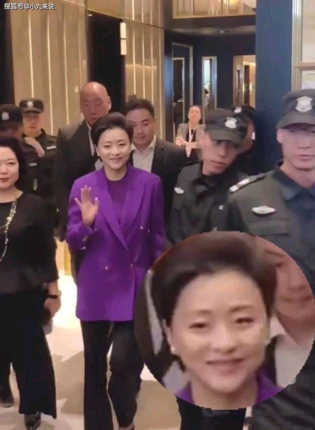 色调|杨澜罕见现身却被喊显老，51岁这种状态，已经非常高雅迷人了