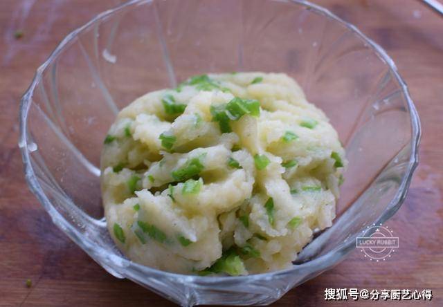 做法|土豆换一种吃法,外脆里嫩,给孩子当零食,吃一盘都不够