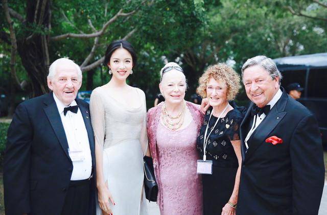 黑色|张梓琳不愧是世界小姐,水钻开叉裙高贵明艳,与友人合照美得出众