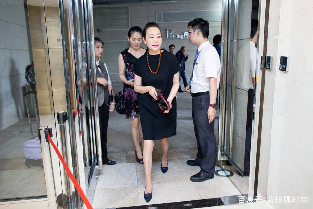 短裙|奚美娟虽然年纪不小了,但是穿衣打扮真的很年轻,时尚还稳重