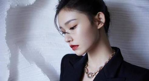 黑色|看完林允这身西装，我终于明白她为什么可以成为星女郎了