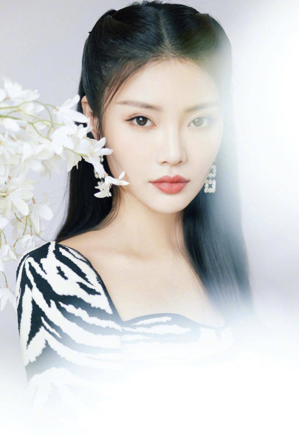 徐冬冬|徐冬冬太懂“秀身材”，穿斑马纹上衣配高腰长裤，曲线感太强