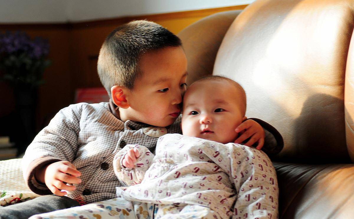 过来人|梅婷对女儿“眼神杀”引争议，过来人：二胎妈最常见的错，能理解