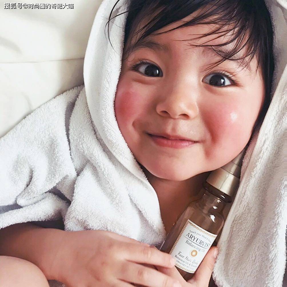 眼睛|精致得像娃娃?软萌可爱被无数人当头像,造型打扮更是镜头感十足