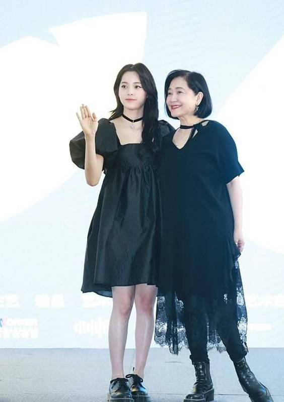 方领|欧阳娜娜上海办展,穿方领裙和妈妈同框比美,母女俩共用一张脸