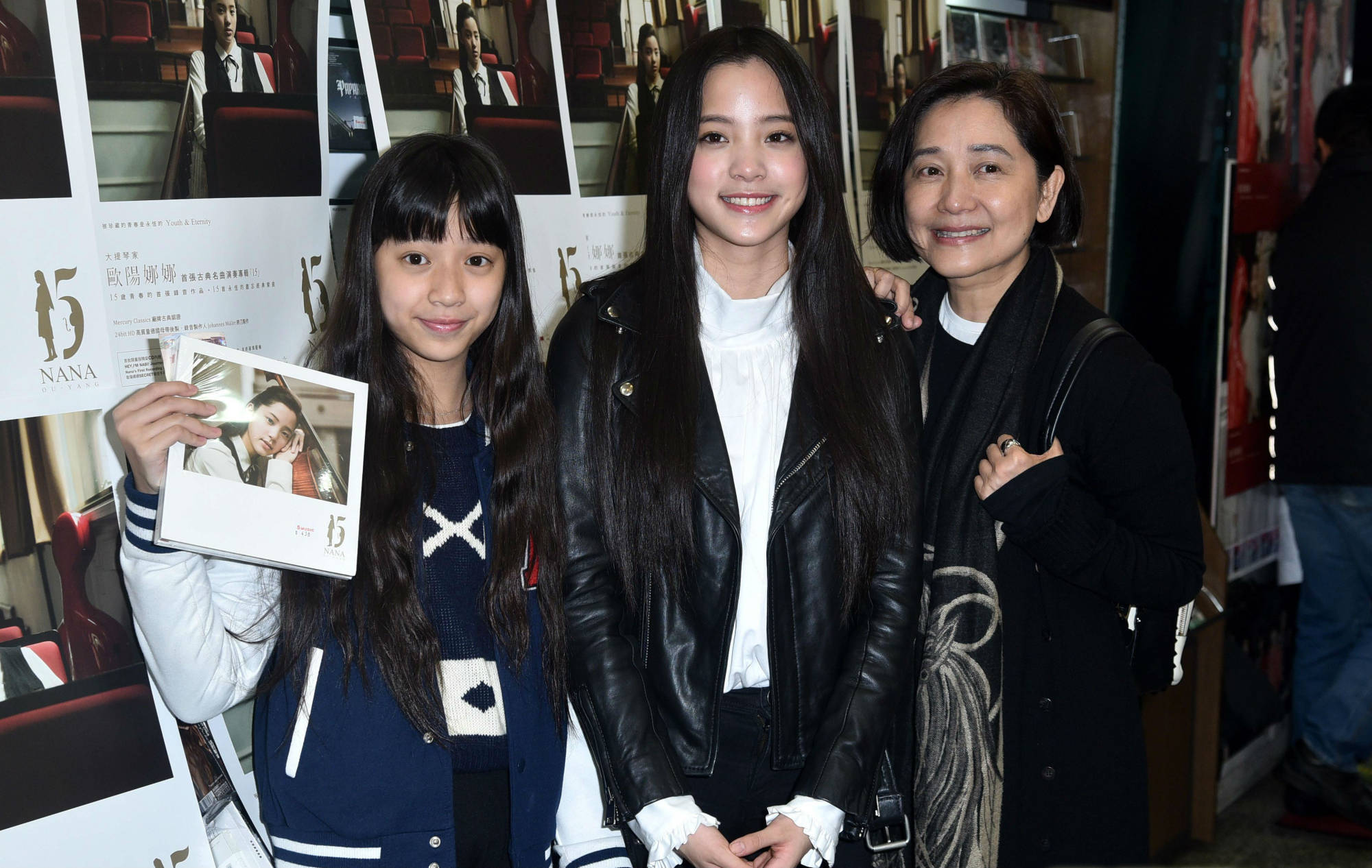 暗色|欧阳娜娜妈妈罕见露面,小黑裙配马丁靴真时髦,母女俩共用一张脸