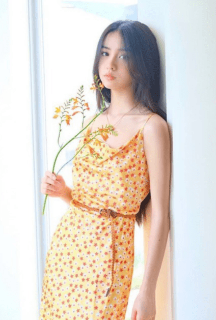 木村|木村光希果然年轻任性，穿大妈T恤配洞洞拖，还没身旁妈妈时髦