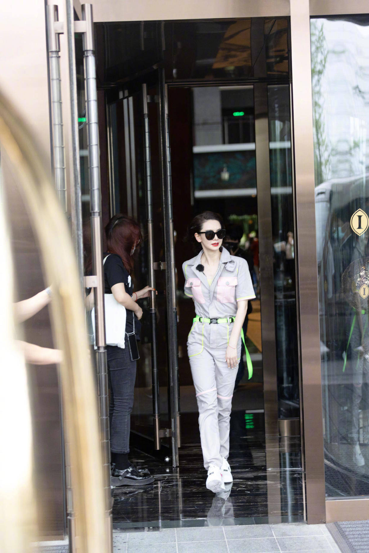 戚薇|戚薇真是个“?时髦精”,一身灰色工装风套装潇洒帅气,利落干练