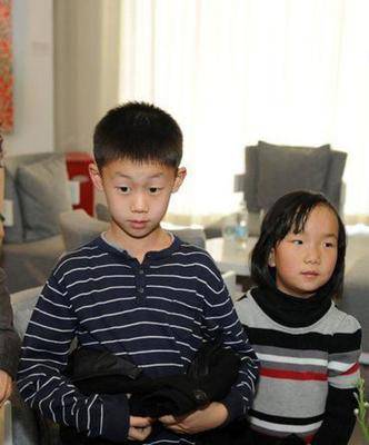 蒋雯丽和顾长卫在朝阳区民政局办理了收养手续,然后将小凡接回了家